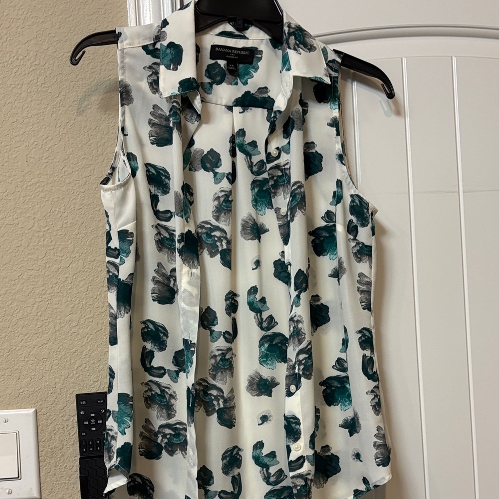 Banana Republic Women's Sleeveless Floral Blouse - Teal and Gray